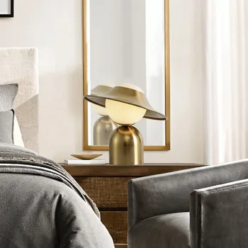 Tvůrčí Charakter Modelování LED Stolní lampa Klobouk Movitého Ložnice, Obývací pokoj Stůl, světle Zlaté Kovové Děti dárky bytové Dekorace